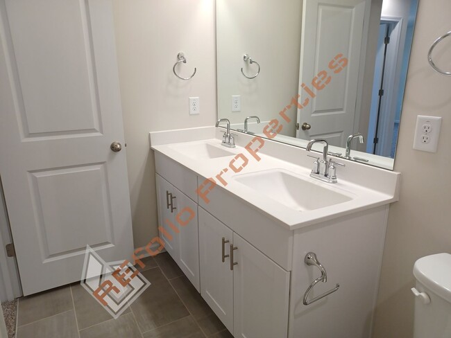 Building Photo - Bright and Airy! 5 Bedrooms 3 Bathrooms Ho...
