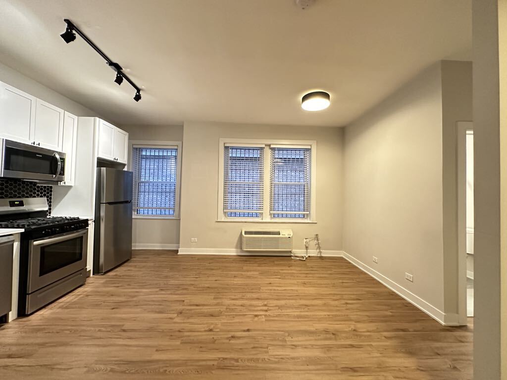 Building Photo - 659 W Wrightwood Ave