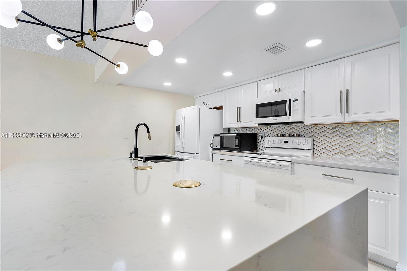 Building Photo - 1281 W Fairway Rd