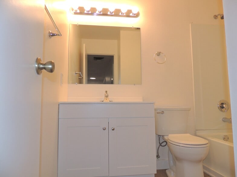 Building Photo - 208 Park Dr