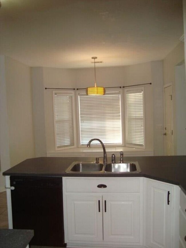 Building Photo - Ready to Rent!