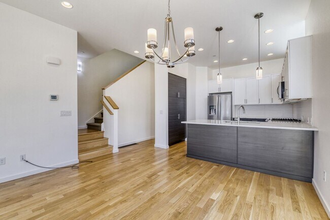 Building Photo - Bright Contemporary 3 Bedroom 2 Bath - August 1st!