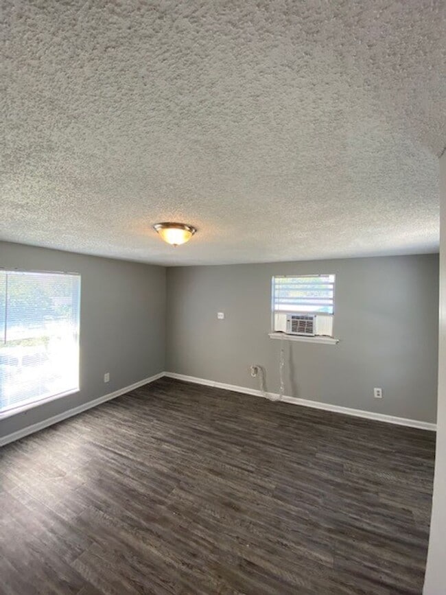 Building Photo - Spacious 3 Bedroom 1 Bathroom Home Located In St. Petersburg, Florida