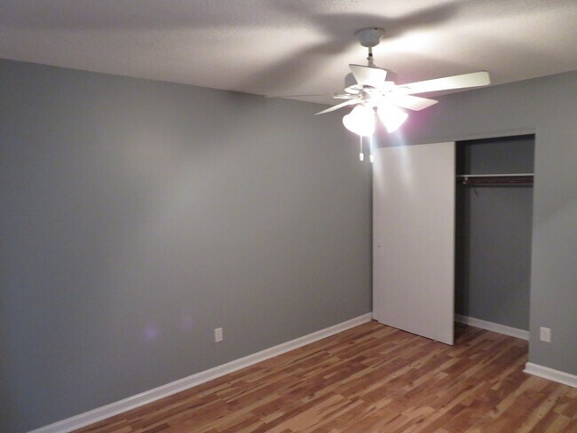 Building Photo - 111 Village Cir