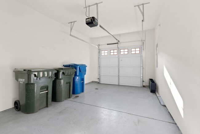 Building Photo - Beautiful 3 Bedroom 2.5 Bathroom Townhome ...
