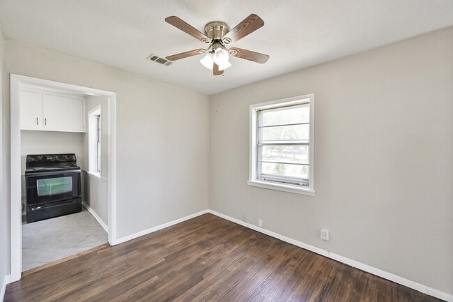 Building Photo - 1501 Greenbrier Dr