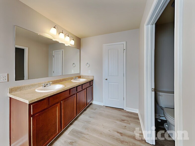 Building Photo - 2878 S Hills