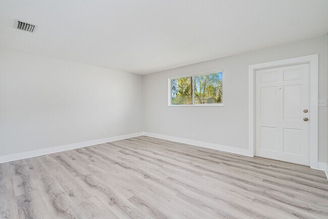 Building Photo - Fully Remodeled 2-Bedroom Home in Prime Or...