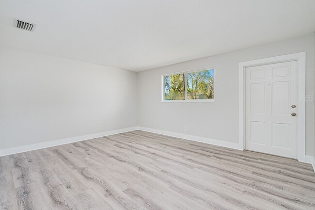 Building Photo - Fully Remodeled 2 Bedroom Home in Prime Ormond Location