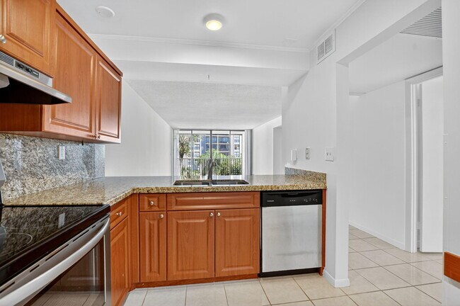 Building Photo - 11 Royal Palm Way