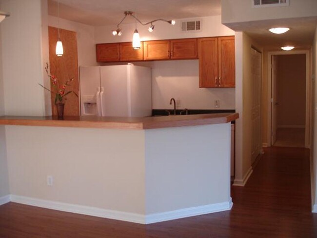 Building Photo - Location + Amenities + Covered Parking