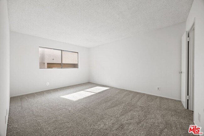 Building Photo - 5400 Newcastle Ave