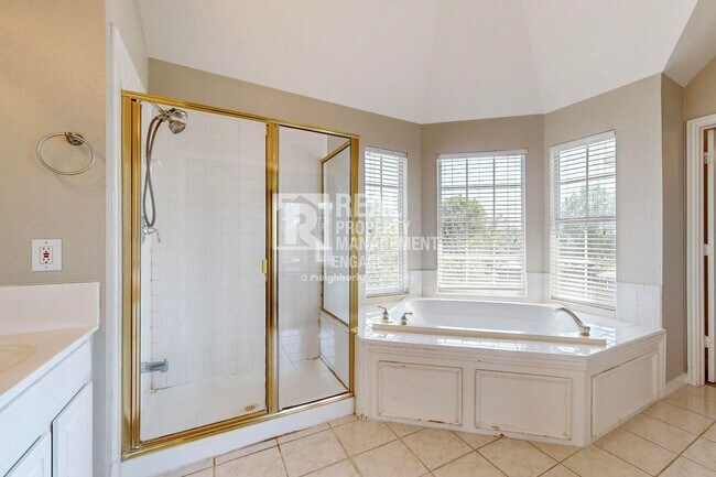 Building Photo - Elegant 5-Bedroom Home for Rent in Prime C...