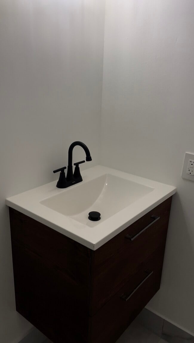 Building Photo - 5911 NW 19th Ct