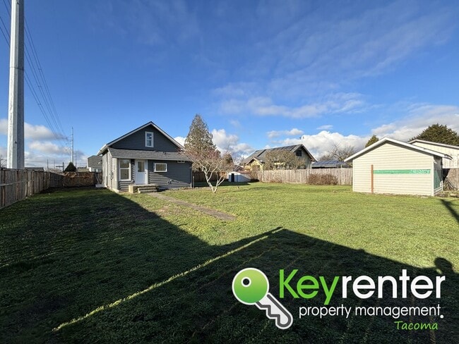 Building Photo - One of a Kind Multi-level Home in Tacoma!