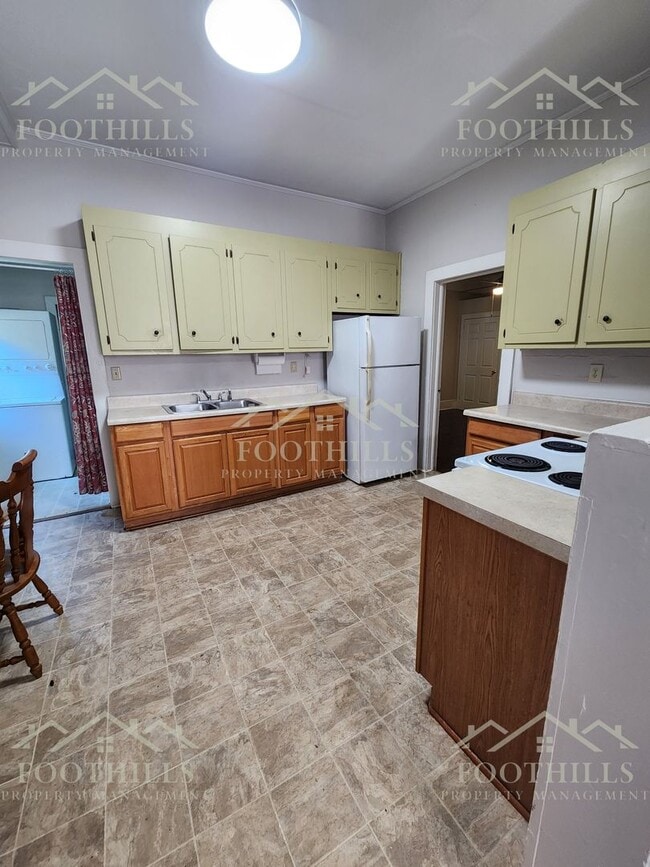 Building Photo - Charming 2 Bed, 1 Bath Home with Spacious ...