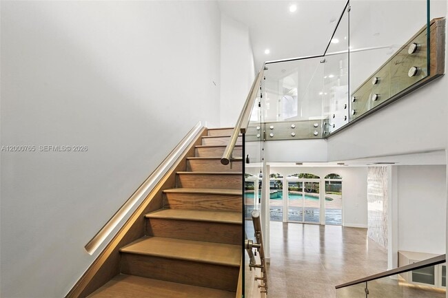 Building Photo - 552 Palm Dr