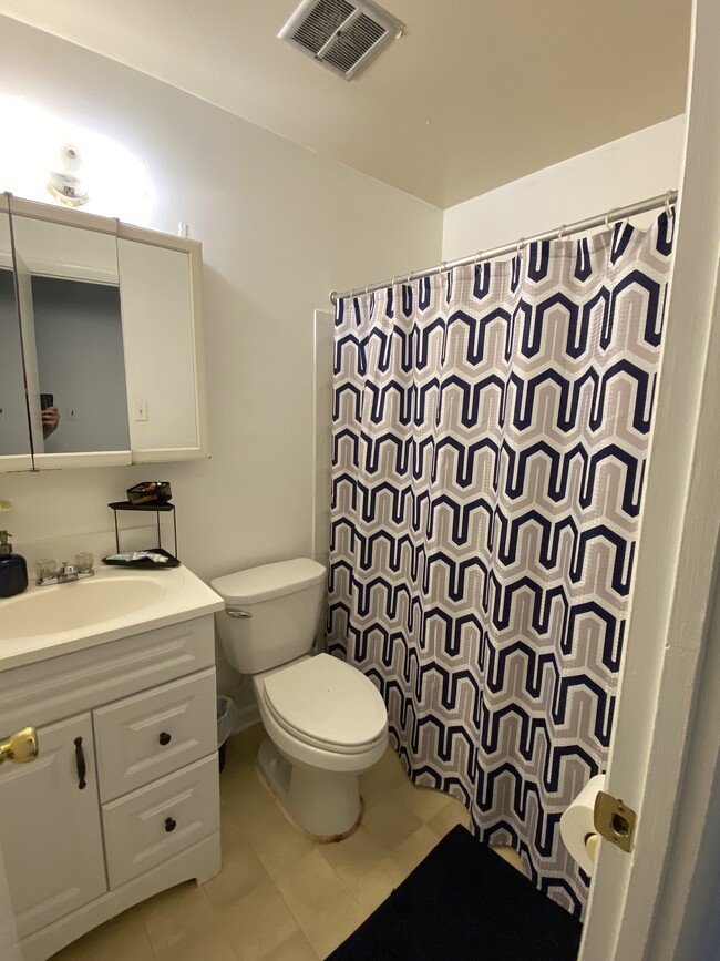 upstairs full bathroom (shower and tub combination) - 8711 36th Ave