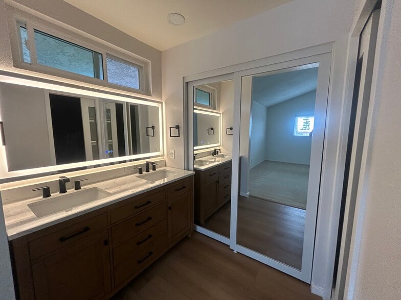 Master bath - 25925 Oak St