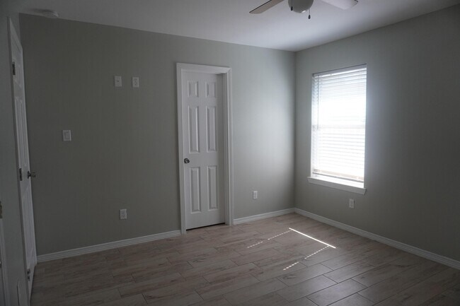 Building Photo - 2802 W Primrose Ave