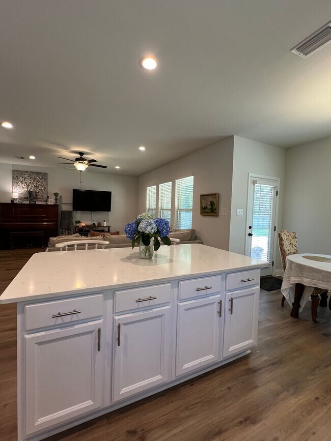 Building Photo - Exceptional 4 Bedroom in Milton