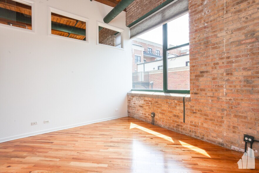 Building Photo - 2222 W Diversey Ave