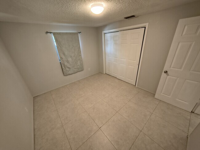 Building Photo - 561 Laura Ln