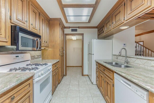 Building Photo - 18242 Vinland Dr