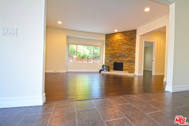 Building Photo - 1093 Avoca Ave