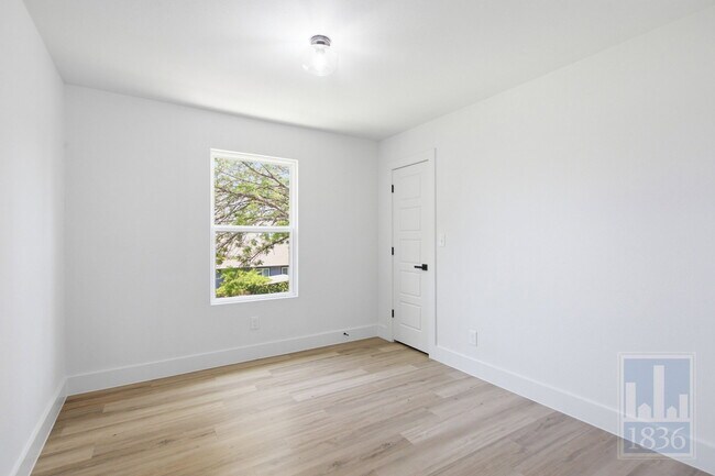 Building Photo - 3610 Alexandria Dr