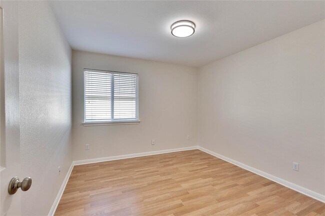 Building Photo - 600 Lakemont Dr