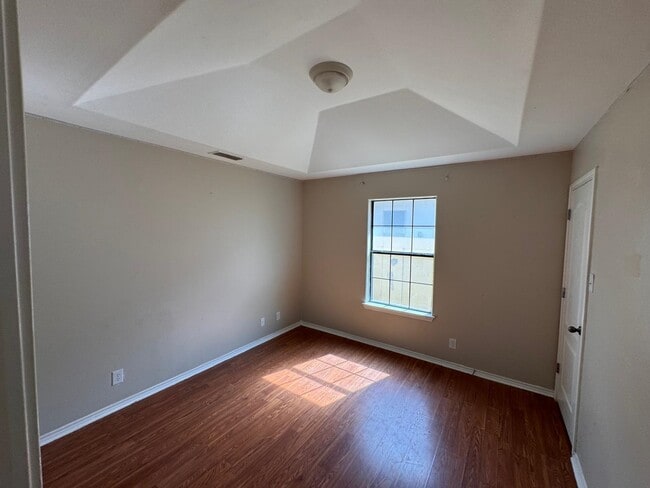 Building Photo - 705 Puig Dr
