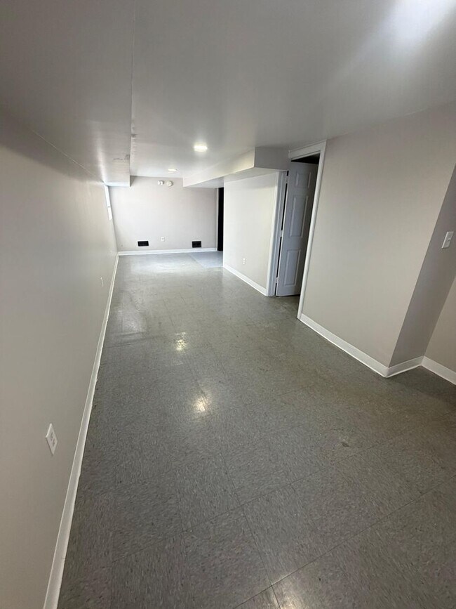 Building Photo - For rent - Spacious 3 Bed / 2 Bath Home