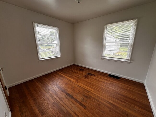 Building Photo - EAST SIDE 3 BEDROOM WITH BASEMENT!  AVAILABLE NOW!