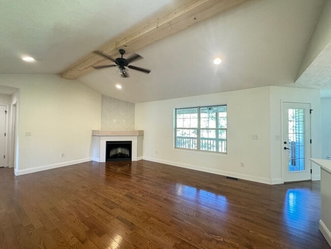 Building Photo - WELCOME HOME!