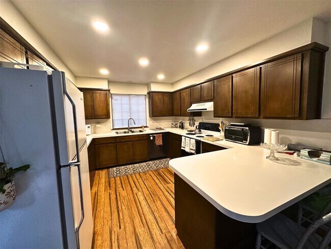 Building Photo - 6913 N Spinnaker Ln