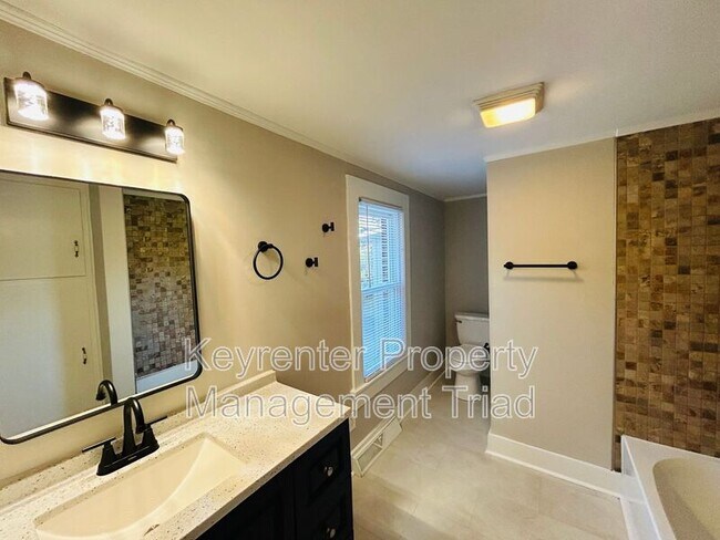 Building Photo - 5087 Meadowbrook Dr