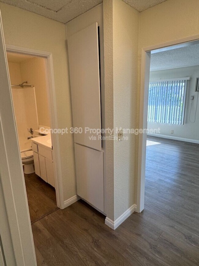 Building Photo - 9421 Cedar St