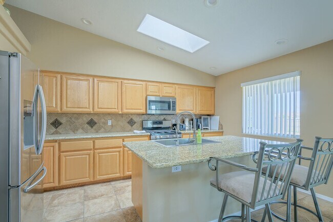 Building Photo - 2121 Desert Lakes Dr