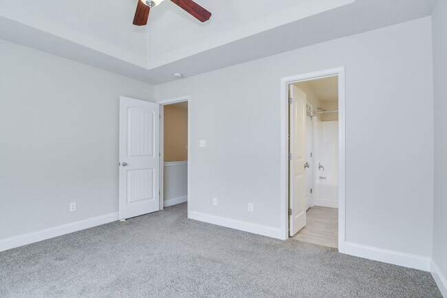 Building Photo - 3 Bedroom 2.5 Bath - Over Half Acre Lot!