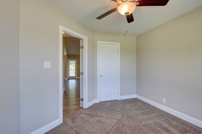 Building Photo - Sharp 3 bed 2 Bath Close To Ft Campbell
