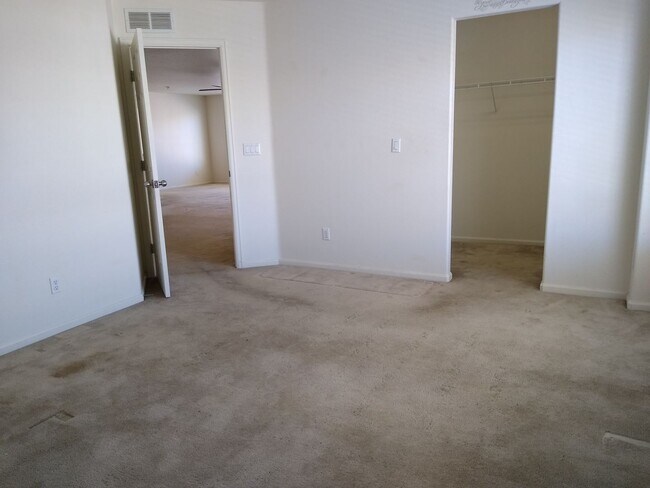 Building Photo - Massive and Expansive 5 Bedroom Green Vall...