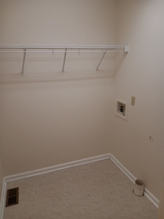 Building Photo - 2 Bedroom / 2 Bath Duplex Gray, TN 37615