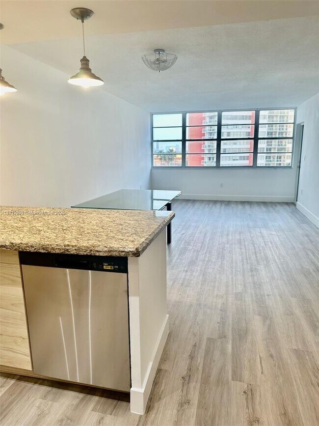 Building Photo - 1301 NE Miami Gardens Dr