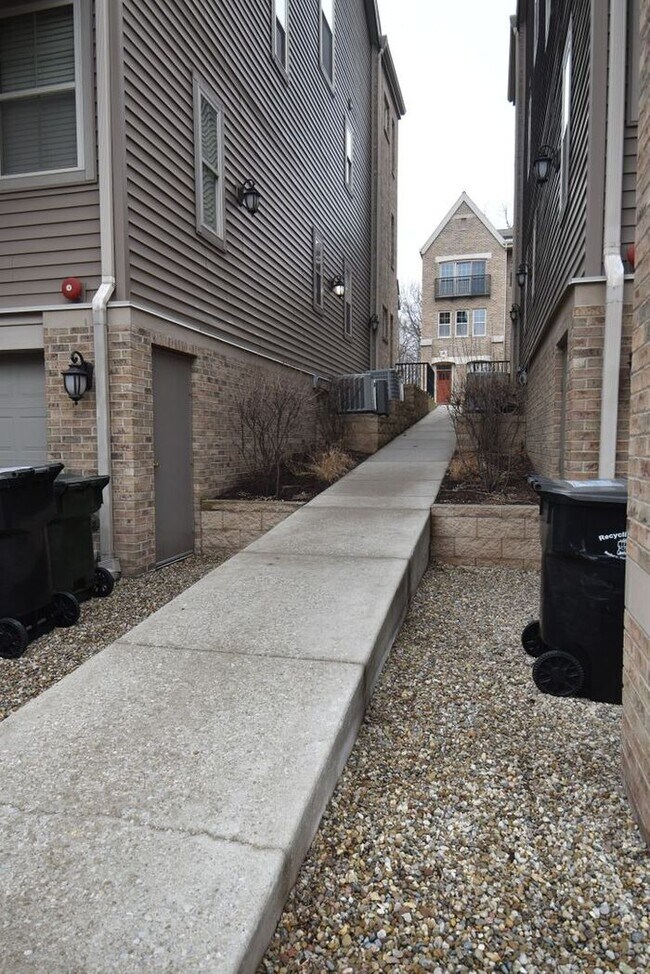 Building Photo - 3 bedroom 2 bath Ivy Quad Townhouse for lease