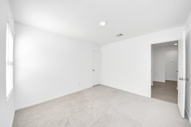 Building Photo - 105 Nicholas Rd
