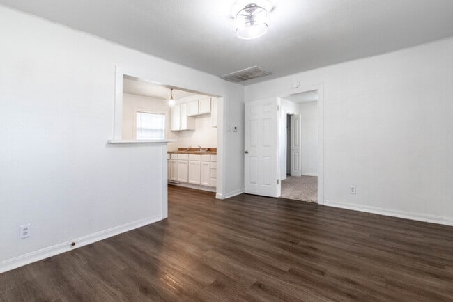 Building Photo - 2506 N Elm St