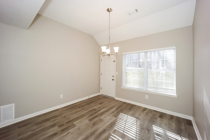 Building Photo - 4423 Ravenwood Dr
