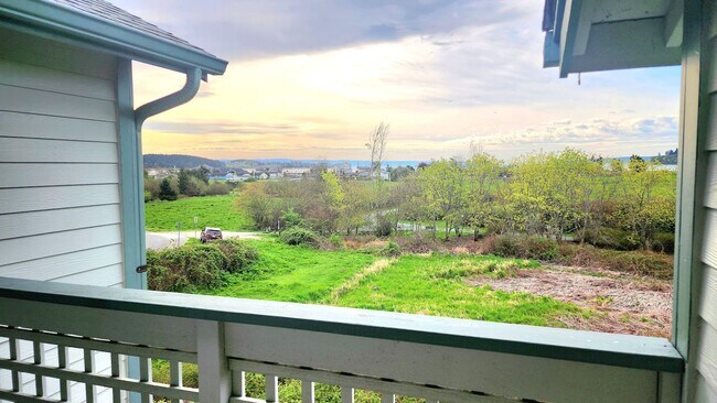 Building Photo - Lovely Oak Harbor Living and Pet Friendly!!