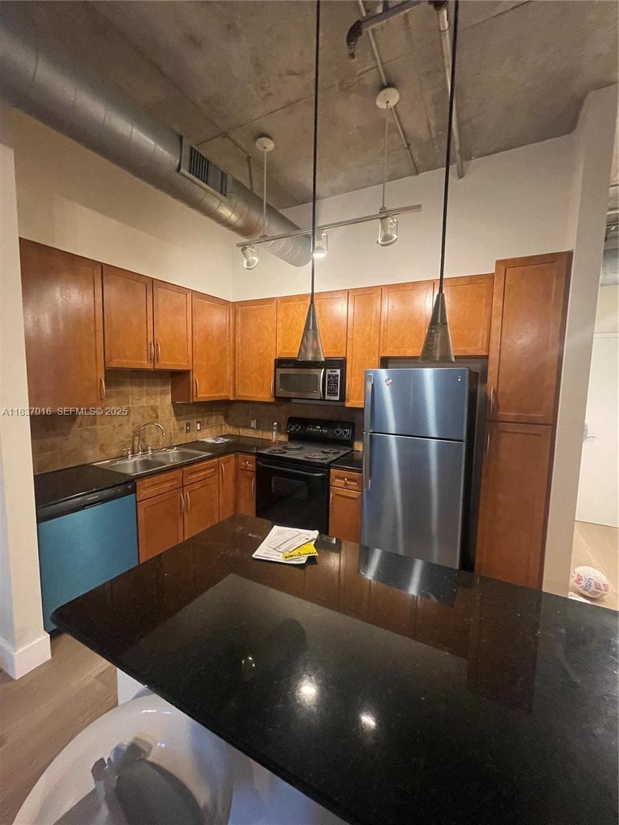 Open modern kitchen - 2001 Biscayne Blvd